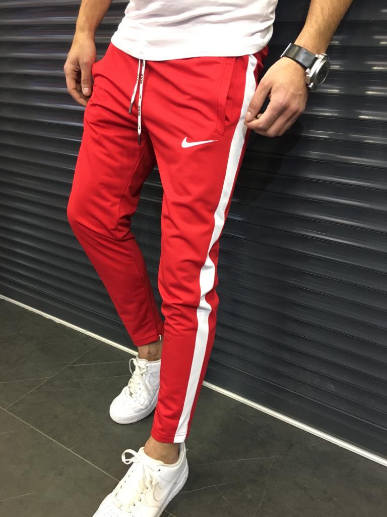 Красные спортивные штаны
