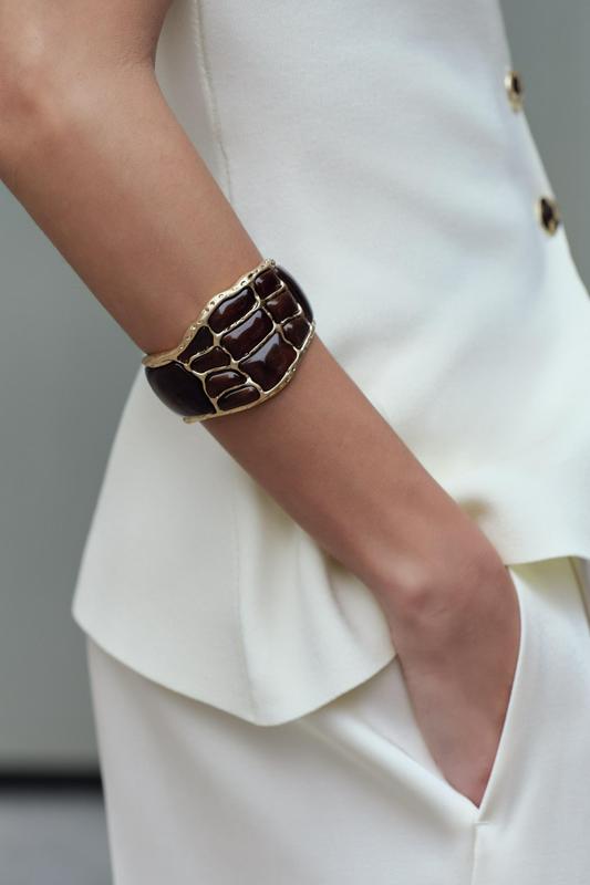 CONTRAST APPLIQUÉ METAL CUFF BRACELET